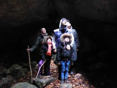 团体 人们 家庭 远足 游览 观光 洞穴 岩石 山地之旅