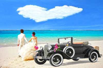古董车 新娘和新郎 新婚夫妇 云的心脏 蜜月 新娘车 婚车 前
