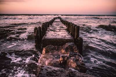 码头 遗迹 波兰 海 海洋 波浪 泡沫 海滨 天空 云 日落