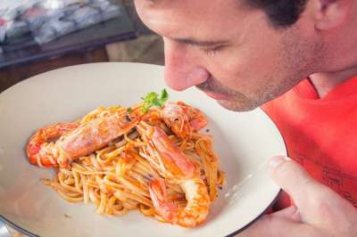 男人 可口的 意大利面 闻 食物 虾 对虾 可口 美味的