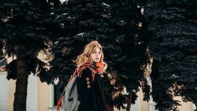 人们 女士 美丽 时尚 寒冷的 天气 围巾 金发女郎 街道