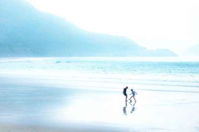 父亲和儿子 海滩 足球 海岸 波浪 玩 山 海 天空 家庭