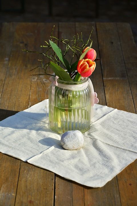 花瓶 花 桌子 木制的 装饰品 装饰 一束花朵 园林花卉 郁金香