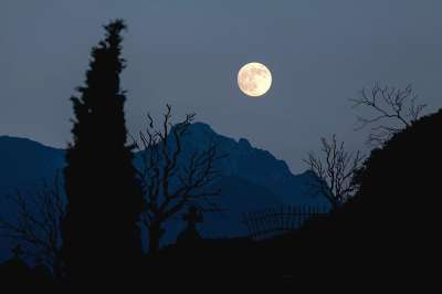 月亮 满月 月亮的夜晚 气氛 黄昏 轮廓 天堂 山 树木 黑暗