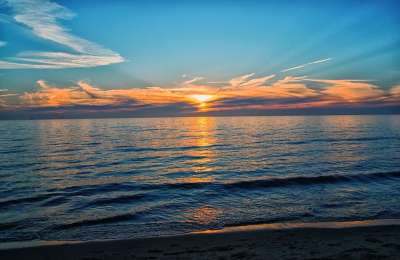 落山的太阳 海滩 海 日落 地平线 水 太阳 多彩的日落 云