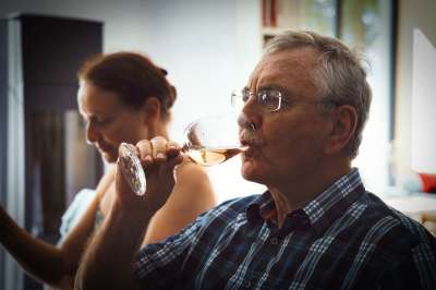 男人 高级的 喝 葡萄酒 乐趣 饮料 酒精 老人 老年 盛宴