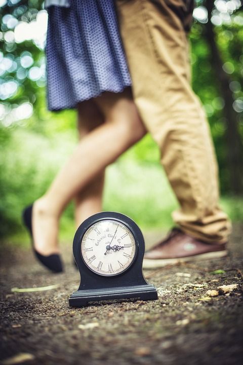 时光机器 老式手表 夫妻关系 复古风 拥抱 异性 夫妻 女性