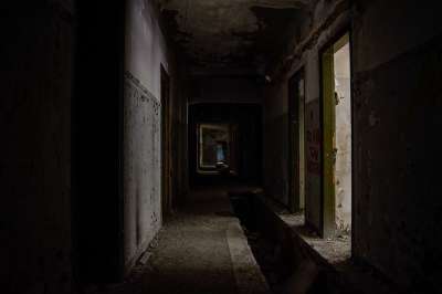 衰变 Urbex 弃 肮脏的 幽灵般的 内部的 城市的 老的