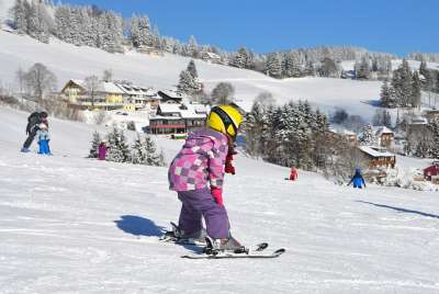 孩子们 离开 滑雪经验教训 行使山 黑森林 滑雪道 儿童山 初学者