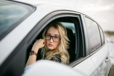 汽车 女士 的传输系统 车辆 旅行 成人 漂亮 人们 司机