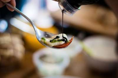 食物 模糊 里面 桌子 勺子 设置表 庆典 庆祝活动 板