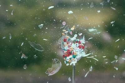 爆炸 玻璃 玻璃 纽扣 动态的 运动 移动 射击 碎片 片段