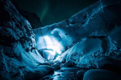 冰 洞穴 岩石 雪 冬天 灯 人们 旅行 户外的 蓝色旅行