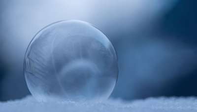 泡沫 子弹 肥皂泡 霜气泡 蓝色的 寒冷的 反射 冰晶 雪