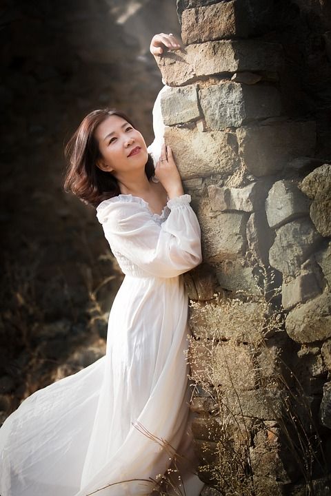 女士 石墙 白色的裙子 废墟 户外 亚洲女人 梦幻般的肖像