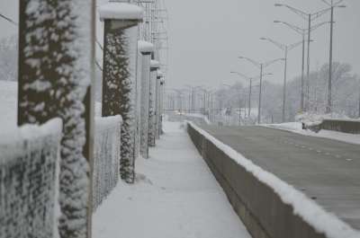 雪路 雪桥 走在雪 雪支柱 冻结 冬天街