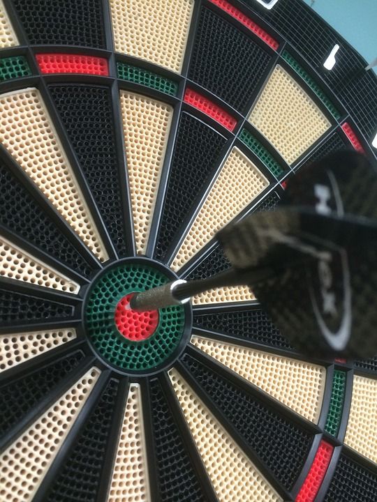 靶心式 飞镖 游戏 目标 成功 目的 箭 中央 完美的 红色的