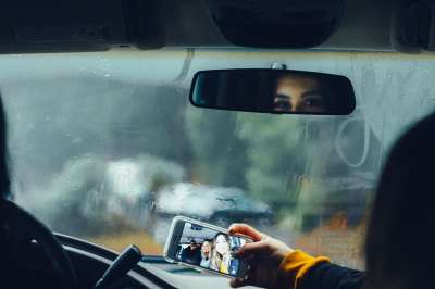 车 驾驶 玻璃 玻璃 雨滴 湿的 下雨 旅行 人们 朋友们
