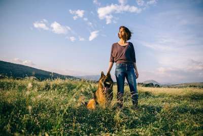 成人 美丽的 农村 夏时制 狗 原野 自由 德国牧羊犬 女孩