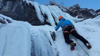 攀冰 登山者 陡峭的冰 瀑布 冻结 极限运动 陡峭冰爬 爬 登山