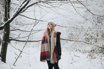 人们 女士 树 枝杈 雪 冬天 旅行 灰色的旅行 灰色的树