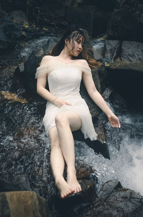女孩 美丽的 在森林里睡觉 创建， 白皮肤 眼睛 头发 漂亮
