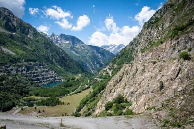 山 景观 山路 法国阿尔卑斯山 谷 岩石 蓝色多云的天空 背景