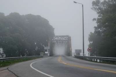 桥 路 多雾路段 旅行 冒险