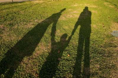 自然 景观 阴影 夏天 绿色 草 家庭 人们 男人 女士