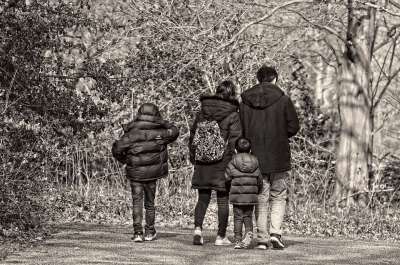 家庭 母亲 父亲 孩子们 女士 男人 孩子 男孩 一起