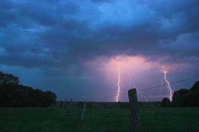 雷雨 闪烁 雷击 黄昏 风暴 牧场围栏 草地 牧场 云 黑暗的