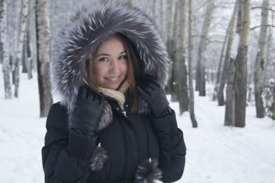 冬季 年轻女子 微笑 雪 人 森林 树木 美丽的 西伯利亚