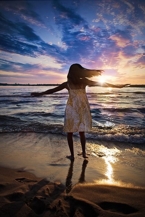 海滩 漫步 女孩 日落 夏天 假期 沙 海景 海 喜悦 幸福