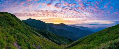 多山的景观 全景 日出前 云 早晨的阳光 白山国家公园 日本