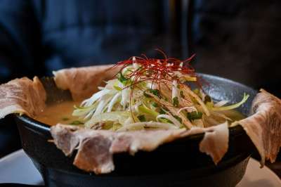 味噌拉面 拉面 食物 日本食品 面条 烤猪肉 蔬菜 肉汤 盘子