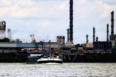 莱茵河 行业 工厂 塔 阴霾 抽烟 船 油船 炼油厂 流动