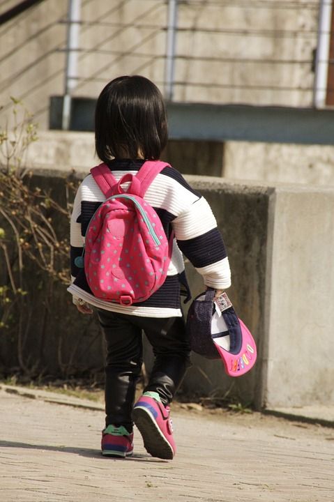 孩子 女士 拉便便 男人 小的 女孩们 儿童