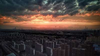 日落 城市 城市的 天际线 摩天大楼 河 天空 云 地标 夜晚