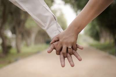 夫妻 男人 女士 女孩 家伙 散景 树木 爱 人们 保持 手