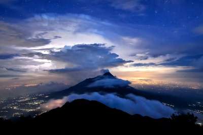 默拉皮火山 星空 雷雨云 城市的灯光 日惹的 爪哇岛 印度尼西亚