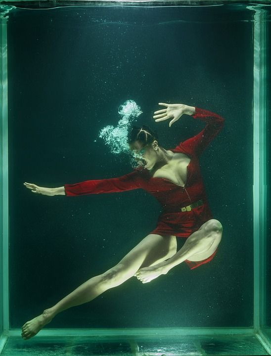 在水下 时尚 女士 艺术 水 坦克 美术 模型 姿势 摆姿势