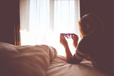 女士 卧室 枕头 床单 女性 平静的 女孩 时髦 舒缓 眼镜