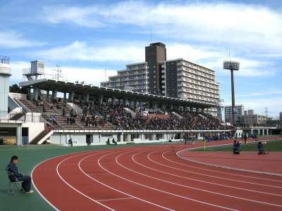 日本 建筑物 天空 云 运动的 站立 体育场 田径 车道 人们