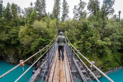 桥 徒步旅行 新西兰 霍基蒂卡峡谷 自然 水 蓝色的 户外的