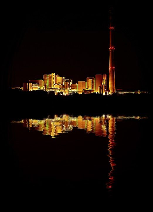 垃圾焚烧 焚化炉 烟囱 排气 行业 壁炉 夜照片 夜晚 雅典坎普
