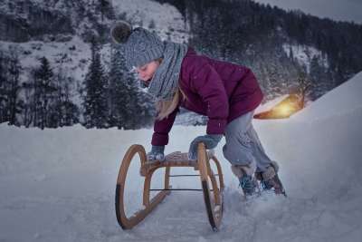 人 人的 孩子 女孩 雪橇 平底雪橇 冬天 雪 寒冷的 黄昏