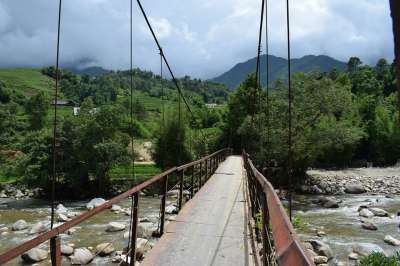 桥 河 全景图 岩石 路径 山 小路