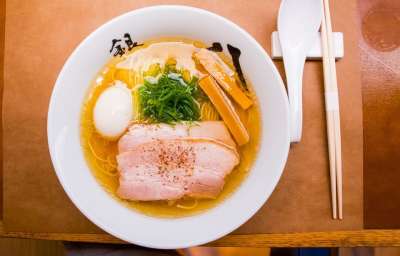 拉面 面条 日本食品 盘子 美食 肉 蛋 汤 碗 一顿饭