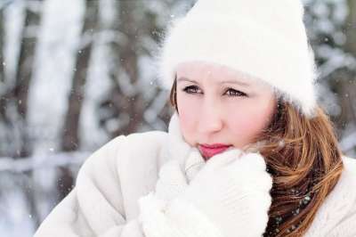冬天 寒冷的 雪 圣诞节 霜 冷冻 女士 寒 发抖 颤抖