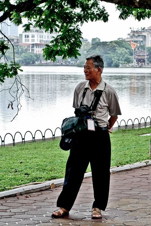 摄影师 专业摄影师 男人 老人 越南人 河内 湖 尼康